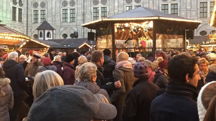 Live music at the Christmas Market at the Residence.